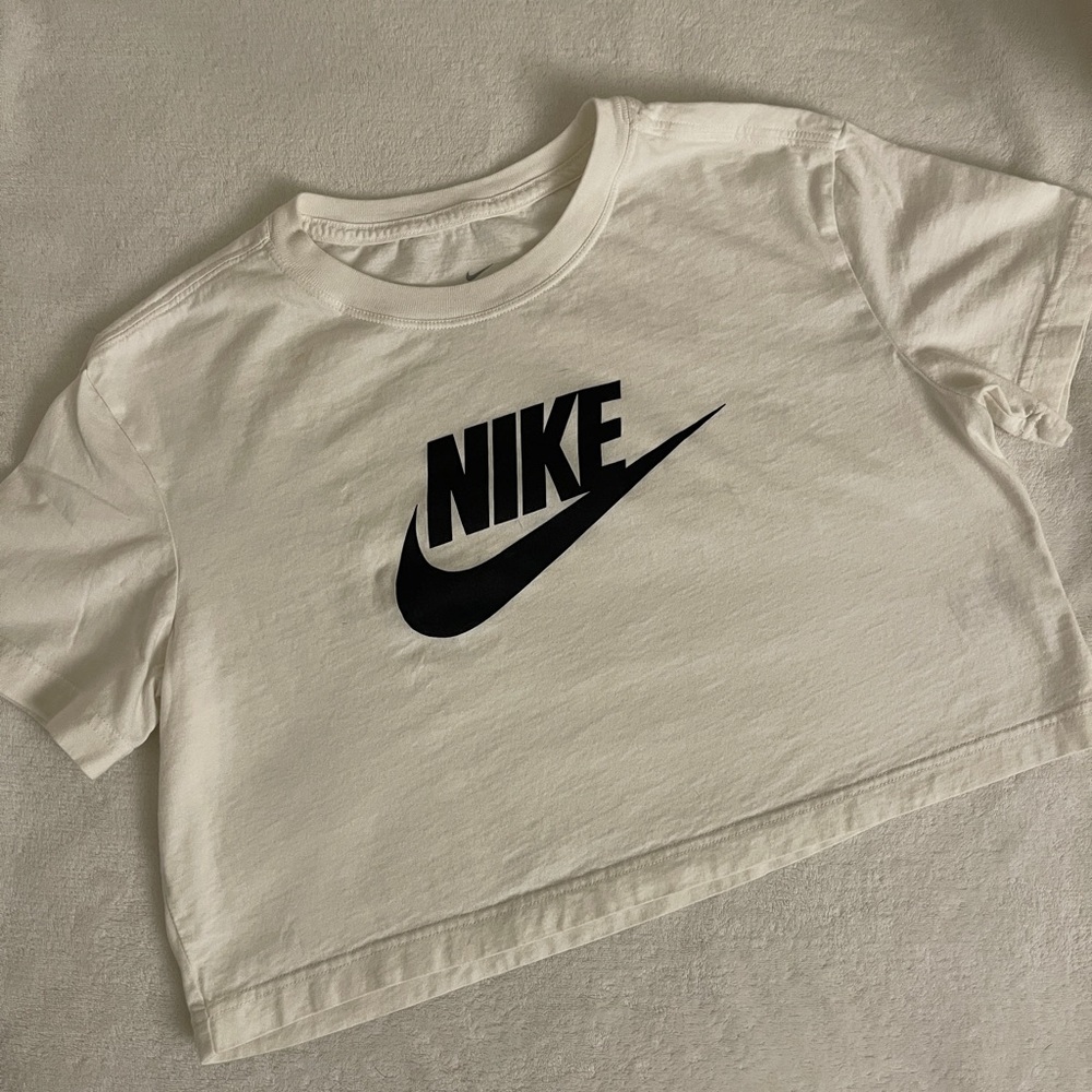 Nike Cropped T-Shirt - Picture 1 of 4